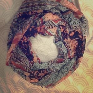 Super cute scarf! Great condition!
